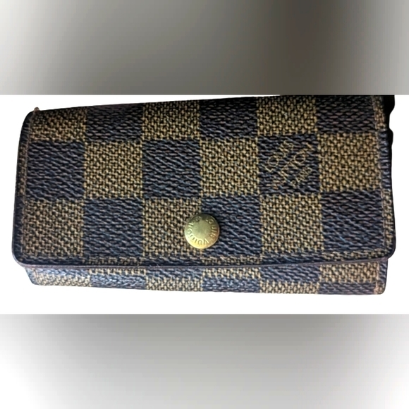 Louis Vuitton Accessories - EUC Louis Vuitton Demier 4 ring key holder Snap is perfect, no flaws on edges